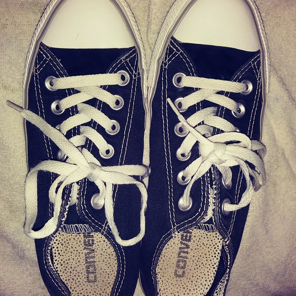 Women's size 7 Converse All Stars low top sneaker. - Picture 6 of 8